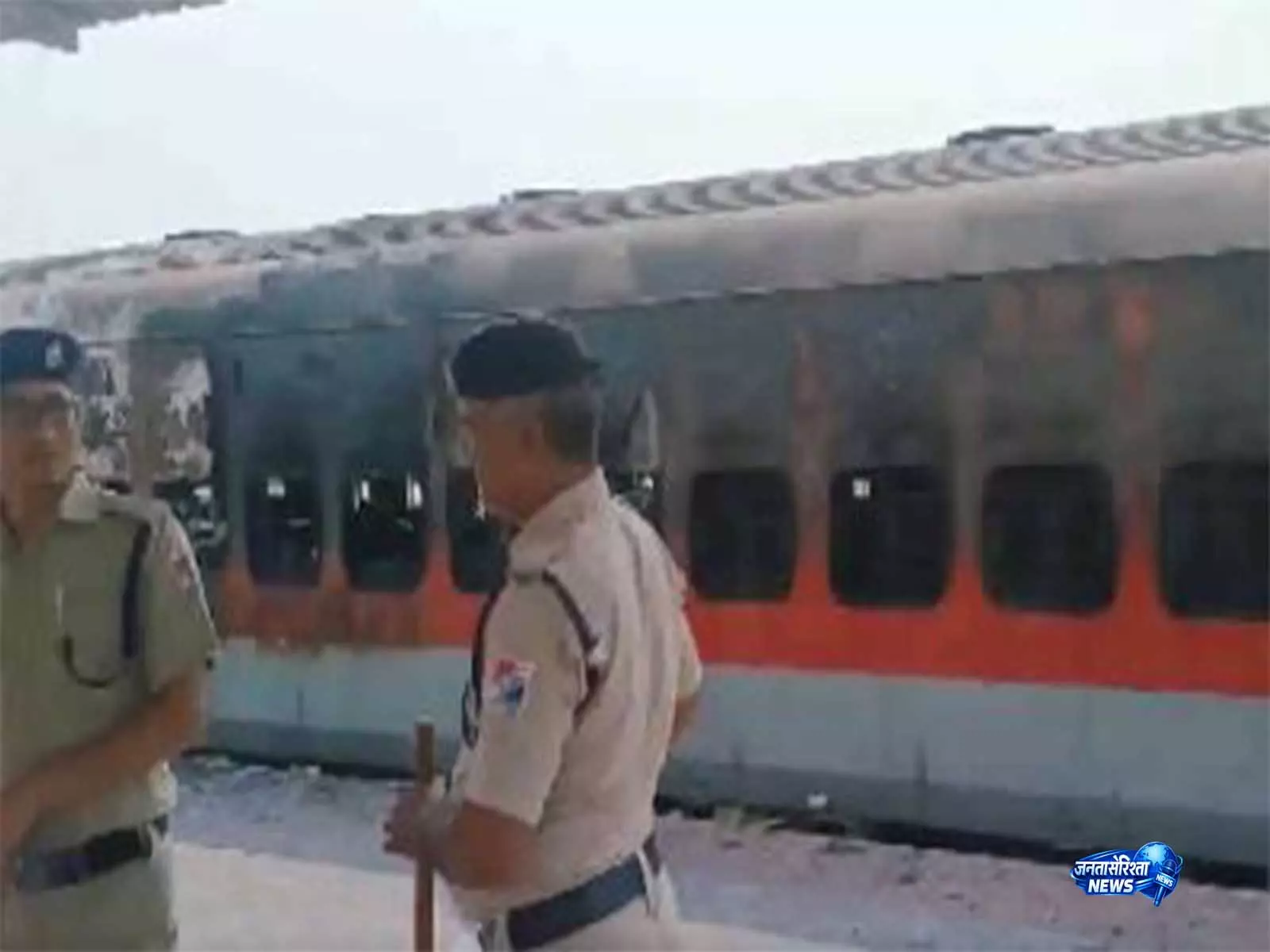 मधुबनी स्टेशन पर Jaynagar-उधना अंत्योदय एक्सप्रेस के खाली डिब्बों में आग लगी मधुबनी स्टेशन पर Jaynagar-उधना अंत्योदय एक्सप्रेस के खाली डिब्बों में आग लगी