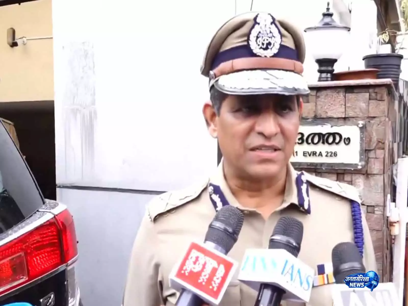 केरल पुलिस ने पिनाराई विजयन के आवास के बाहर ED के वाहन पर हमले के मामले में 8 लोगों के खिलाफ केस दर्ज किया केरल पुलिस ने पिनाराई विजयन के आवास के बाहर ED के वाहन पर हमले के मामले में 8 लोगों के खिलाफ केस दर्ज किया
