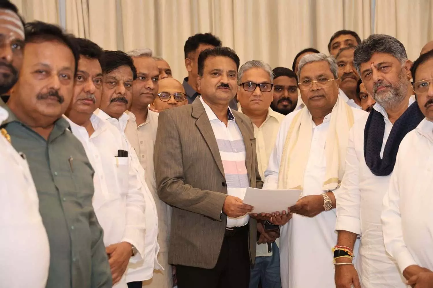सिद्धरमैया ने कर्नाटक के CM पद से दिया इस्तीफा, अब डीके शिवकुमार बनेंगे मुख्यमंत्री सिद्धरमैया ने कर्नाटक के CM पद से दिया इस्तीफा, अब डीके शिवकुमार बनेंगे मुख्यमंत्री