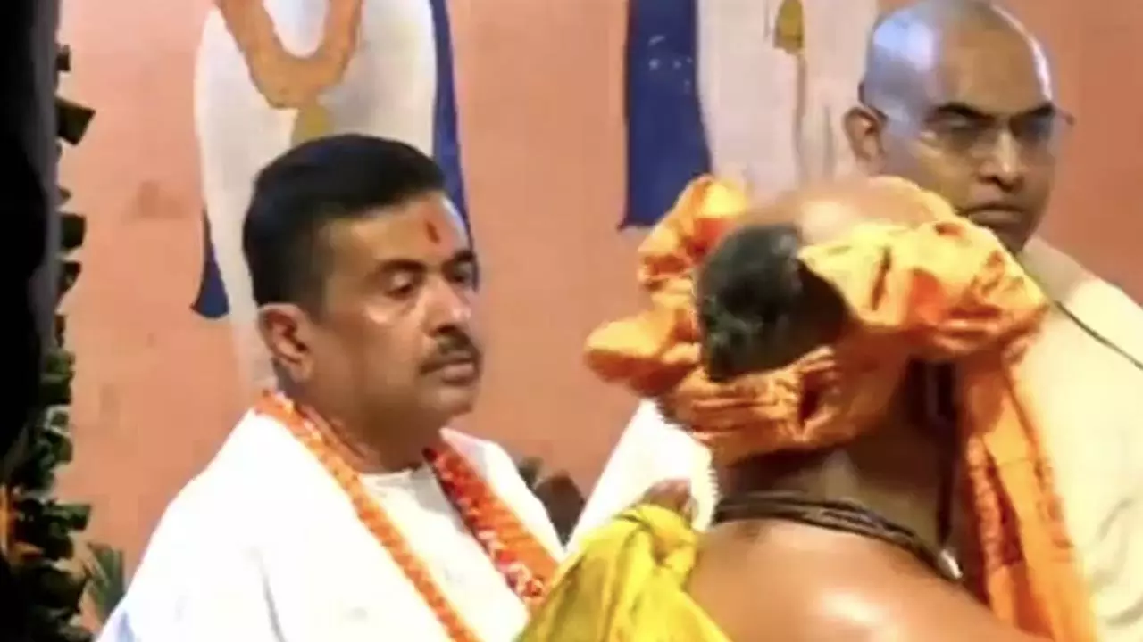 Kolkata: मुख्यमंत्री शुभेंदु अधिकारी ने मायापुर इस्कॉन मंदिर में गोसेवा की Kolkata: मुख्यमंत्री शुभेंदु अधिकारी ने मायापुर इस्कॉन मंदिर में गोसेवा की