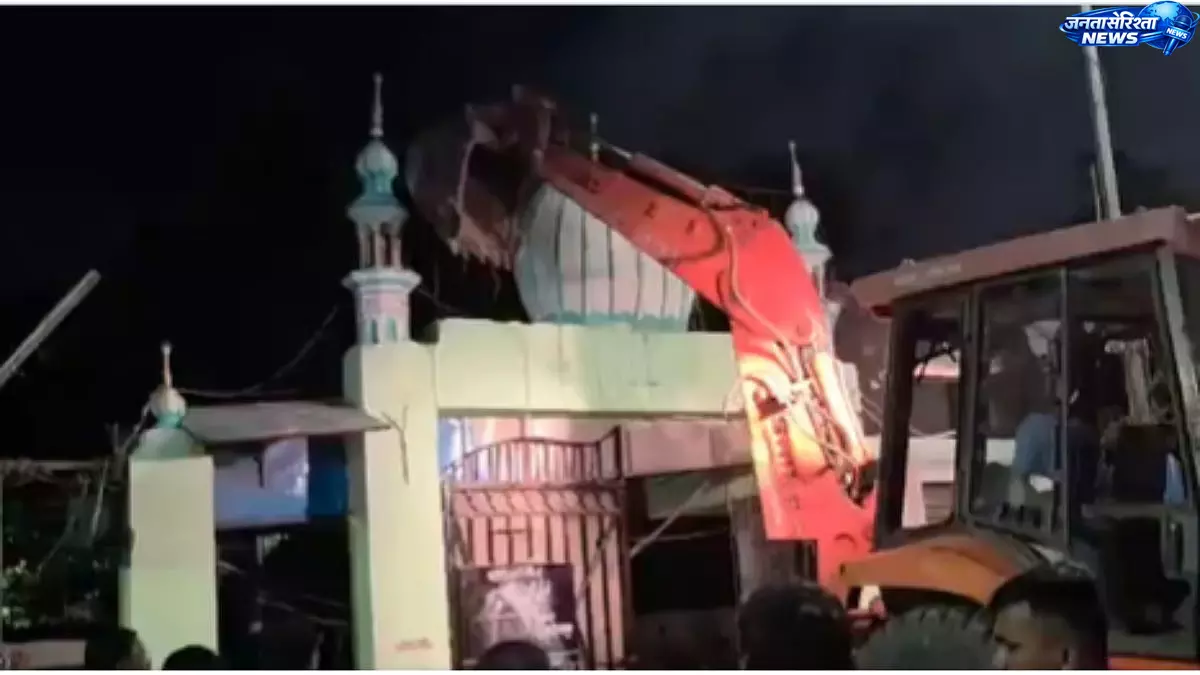 Mumbai: अवैध ढांचे पर कार्रवाई, मस्जिद के कथित अवैध हिस्से पर चला बुलडोजर Mumbai: अवैध ढांचे पर कार्रवाई, मस्जिद के कथित अवैध हिस्से पर चला बुलडोजर