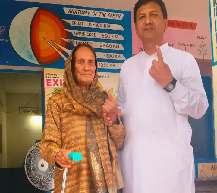 Shimla: हिमाचल पंचायत चुनाव में तेज मतदान, कई दिग्गजों ने डाले वोट Shimla: हिमाचल पंचायत चुनाव में तेज मतदान, कई दिग्गजों ने डाले वोट