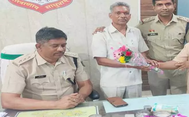 पत्रकार ने ईमानदारी दिखाई, सड़क में मिले जेवरात और नकदी पुलिस को सौंपा पत्रकार ने ईमानदारी दिखाई, सड़क में मिले जेवरात और नकदी पुलिस को सौंपा