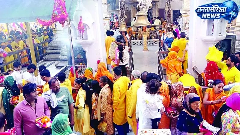 बज्रेश्वरी मंदिर कांगड़ा में उमड़ा भक्तों का सैलाब बज्रेश्वरी मंदिर कांगड़ा में उमड़ा भक्तों का सैलाब