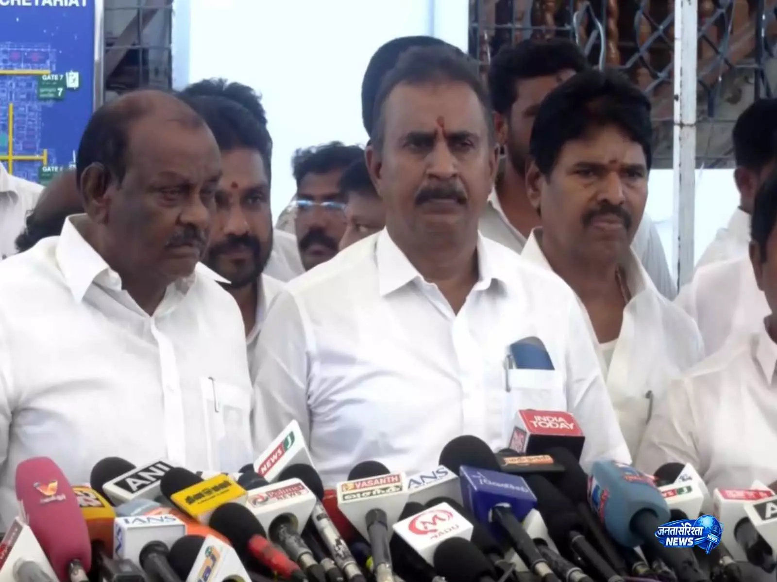 अब मतभेद सुलझ गए हैं: AIADMK के सुलह पर SP वेलुमणि अब मतभेद सुलझ गए हैं: AIADMK के सुलह पर SP वेलुमणि