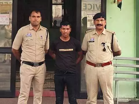 स्कूल से सिलिंग फैन वायर और कम्प्रेसर चोरी, शातिर गिरफ्तार स्कूल से सिलिंग फैन वायर और कम्प्रेसर चोरी, शातिर गिरफ्तार