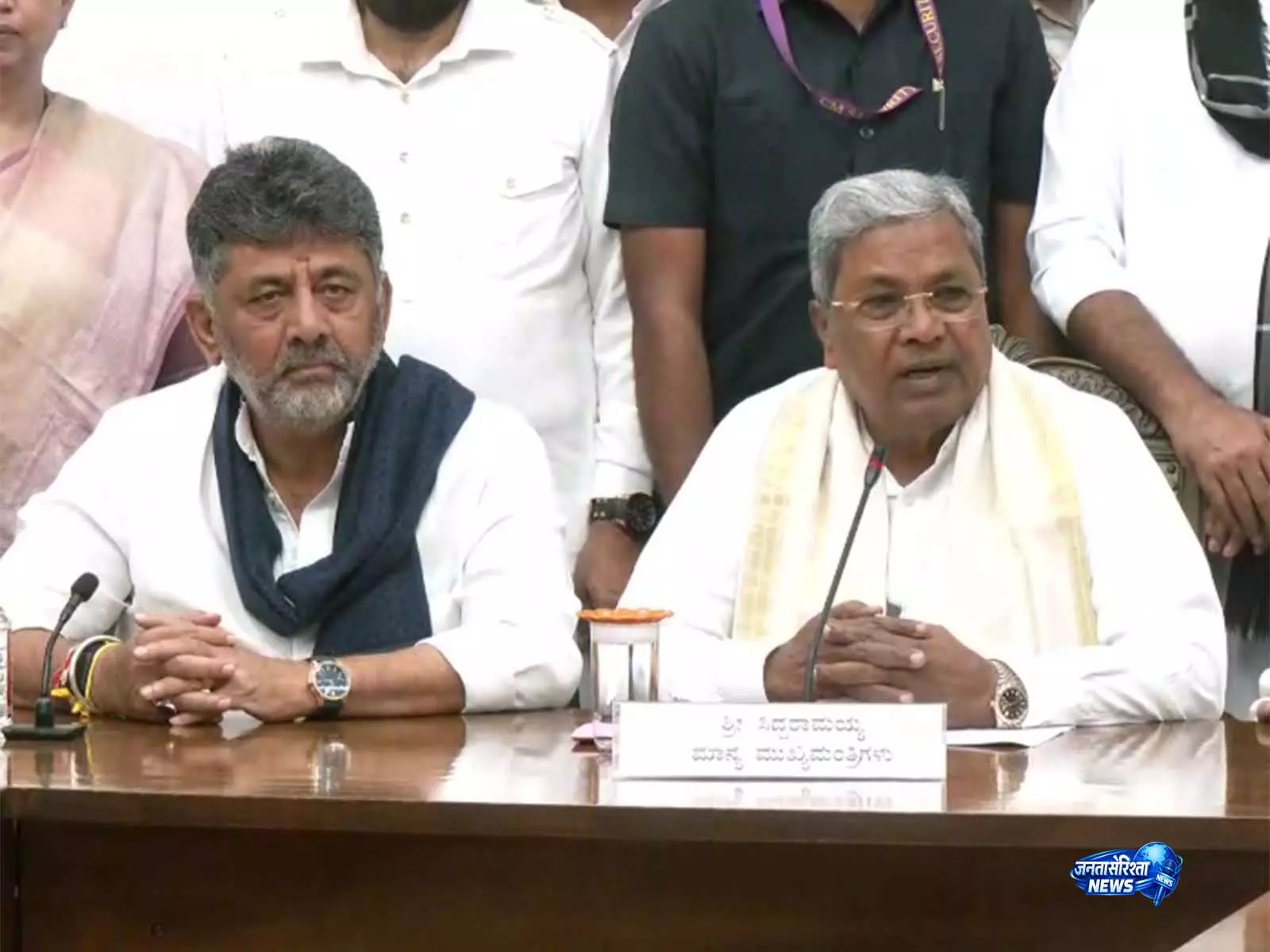 हम पूर्ण बहुमत में हैं, संविधान ही हमारा धर्म है: कर्नाटक के CM पद से इस्तीफ़ा देने के बाद सिद्धारमैया हम पूर्ण बहुमत में हैं, संविधान ही हमारा धर्म है: कर्नाटक के CM पद से इस्तीफ़ा देने के बाद सिद्धारमैया
