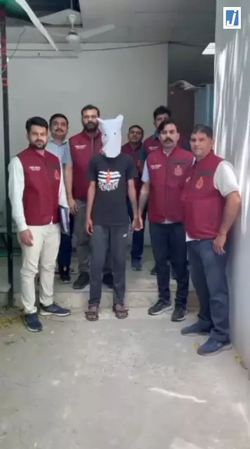 पर्वत मर्डर केस: क्राइम ब्रांच ने मुख्य आरोपी को किया गिरफ्तार, एक नाबालिग को भी पकड़ा पर्वत मर्डर केस: क्राइम ब्रांच ने मुख्य आरोपी को किया गिरफ्तार, एक नाबालिग को भी पकड़ा