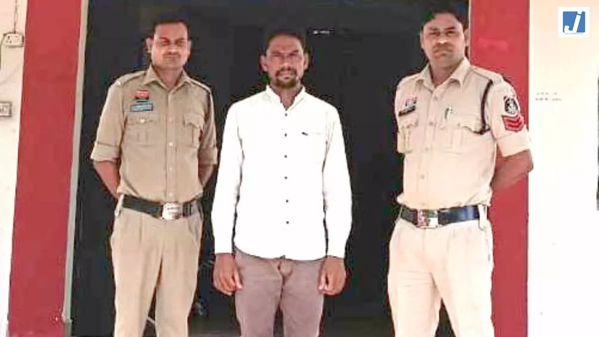 महासमुंद में 1.16 करोड़ का धान घोटाला, खरीदी केंद्र प्रभारी गिरफ्तार महासमुंद में 1.16 करोड़ का धान घोटाला, खरीदी केंद्र प्रभारी गिरफ्तार
