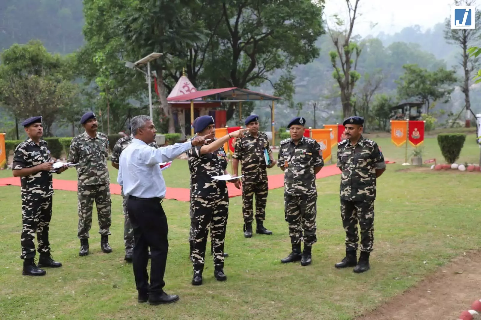 एसएसबी महानिदेशक संजय सिंघल ने जौलजीबी बीओपी का किया दौरा, सुरक्षा तैयारियों की समीक्षा एसएसबी महानिदेशक संजय सिंघल ने जौलजीबी बीओपी का किया दौरा, सुरक्षा तैयारियों की समीक्षा