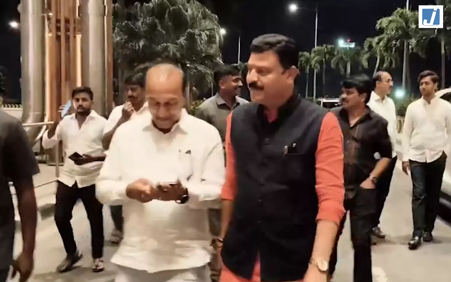 बेंगलुरु एयरपोर्ट पहुंचे कांग्रेस विधायक बेलूर गोपालकृष्ण, समर्थकों ने किया स्वागत बेंगलुरु एयरपोर्ट पहुंचे कांग्रेस विधायक बेलूर गोपालकृष्ण, समर्थकों ने किया स्वागत