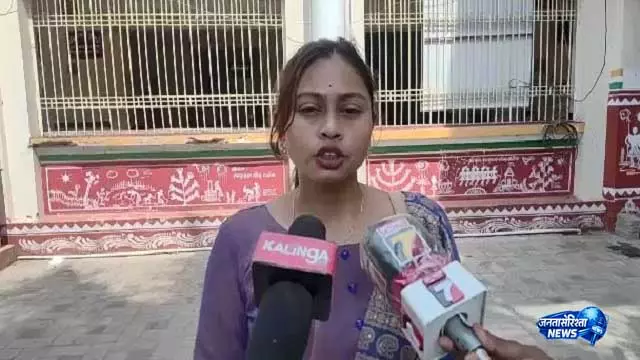 Kendrapara: सरपंच चमेली ओझा ने चुनिंदा तोड़फोड़ को लेकर राजस्व अधिकारियों को घेरा Kendrapara: सरपंच चमेली ओझा ने चुनिंदा तोड़फोड़ को लेकर राजस्व अधिकारियों को घेरा