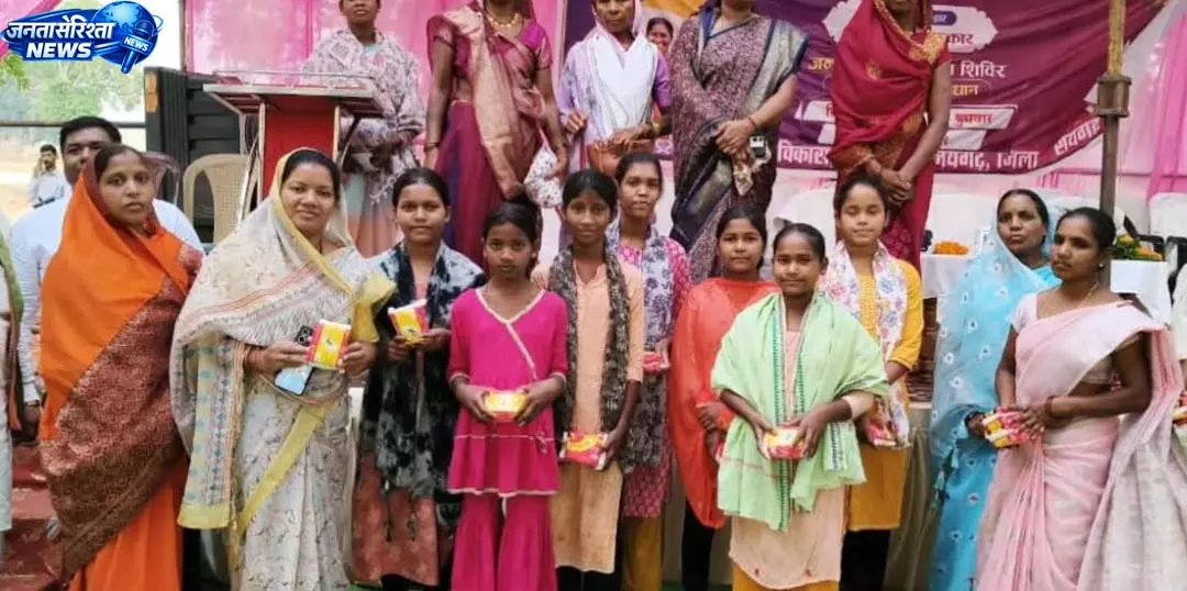 सेनेटरी नैपकिन निर्माण से आत्मनिर्भर बन रहीं वनांचल की महिलाएं सेनेटरी नैपकिन निर्माण से आत्मनिर्भर बन रहीं वनांचल की महिलाएं