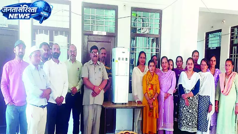 छात्रों ने पैसे जोडक़र स्कूल के लिए खरीदा वाटर कूलर छात्रों ने पैसे जोडक़र स्कूल के लिए खरीदा वाटर कूलर