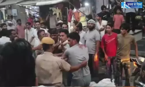 आरक्षक को पुलिस अधिकारी ने नहीं बचाया, पिटाई होते देखता रहा