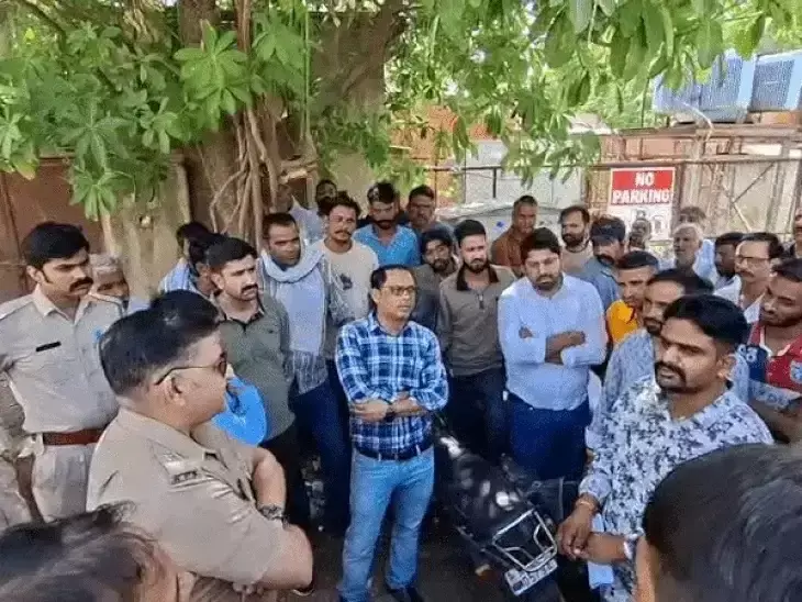 Udaipur: दो श्रमिकों की मौत पर मुआवजे की मांग को लेकर बवाल Udaipur: दो श्रमिकों की मौत पर मुआवजे की मांग को लेकर बवाल
