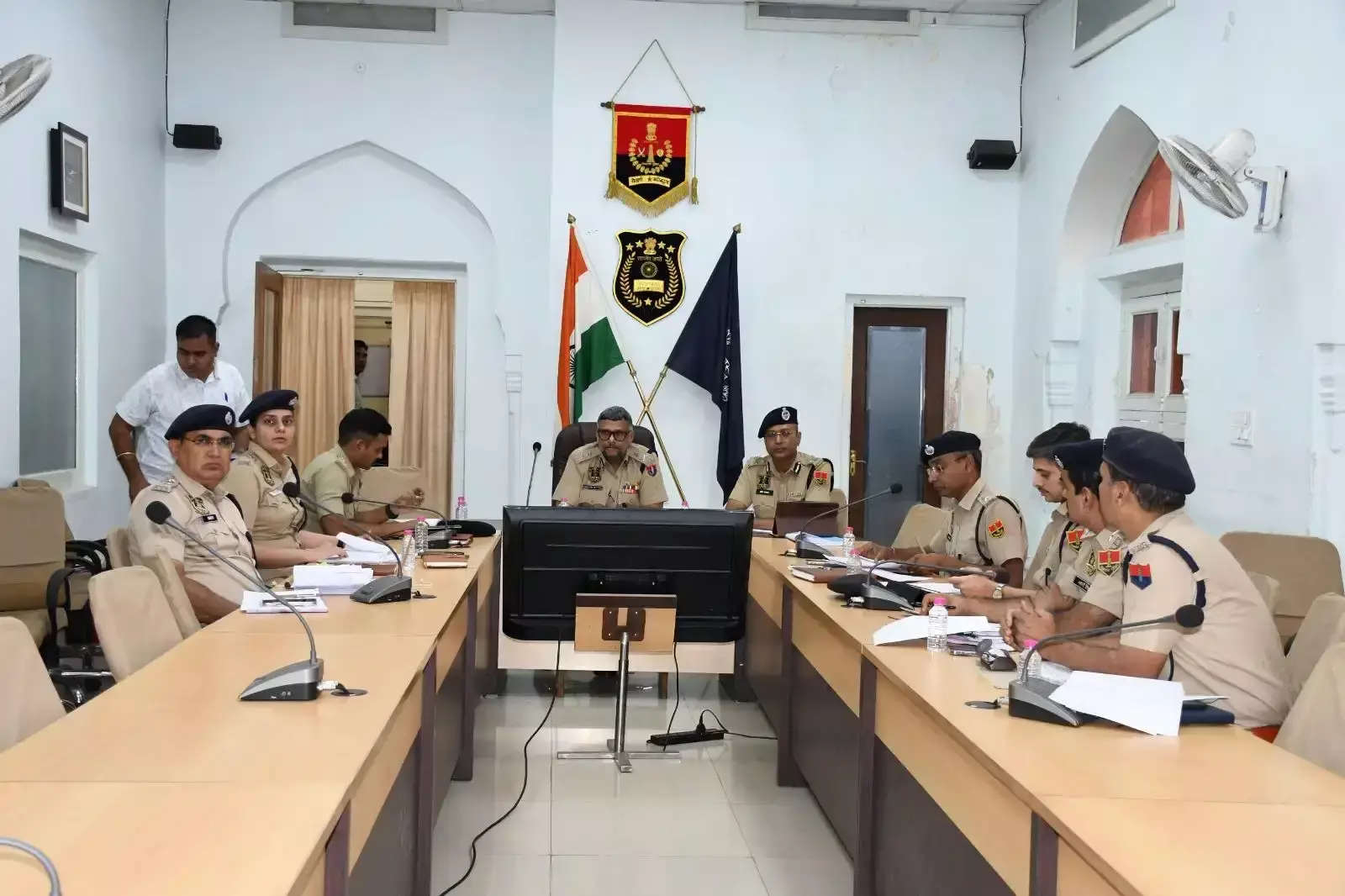 Jaipur: दक्षिण जिले में पुलिस कमिश्नर की उच्चस्तरीय समीक्षा बैठक आयोजित Jaipur: दक्षिण जिले में पुलिस कमिश्नर की उच्चस्तरीय समीक्षा बैठक आयोजित
