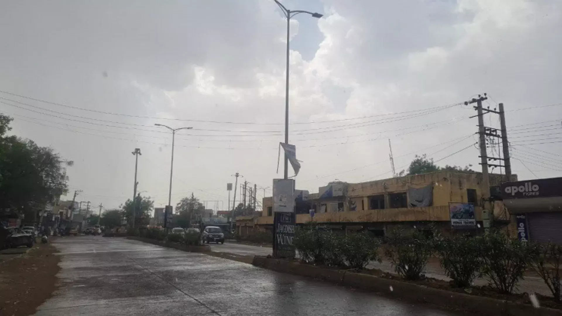 Hisar: बूंदाबांदी ने बदला मौसम का मिजाज, तापमान में गिरावट Hisar: बूंदाबांदी ने बदला मौसम का मिजाज, तापमान में गिरावट