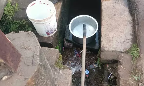 नाली में बर्तन रखकर पानी भर रहे लोग, प्रशासन की नाकामी नाली में बर्तन रखकर पानी भर रहे लोग, प्रशासन की नाकामी