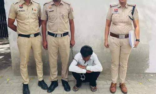 Haryana के सिरसा में नाबालिग से बलात्कार के आरोप में ‘तांत्रिक’ गिरफ्तार Haryana के सिरसा में नाबालिग से बलात्कार के आरोप में ‘तांत्रिक’ गिरफ्तार