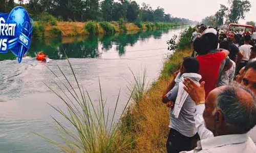 हरियाणा में Fatehabad के पास नहर में गाड़ी गिरने से ड्राइवर बह गया हरियाणा में Fatehabad के पास नहर में गाड़ी गिरने से ड्राइवर बह गया