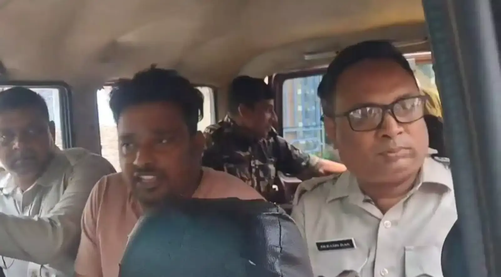Hooghly: अवैध हथियार मामले में पूर्व तृणमूल विधायक के सहयोगी की गिरफ्तारी Hooghly: अवैध हथियार मामले में पूर्व तृणमूल विधायक के सहयोगी की गिरफ्तारी