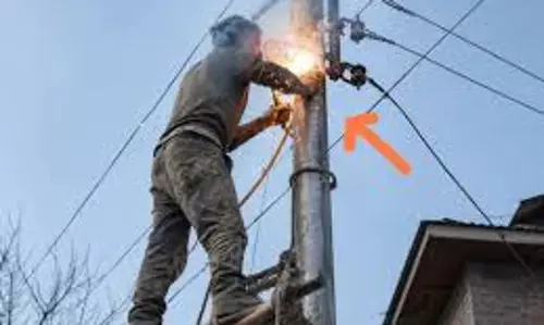 Srinagar: बिजली लाइन पर काम करते समय कर्मचारी की मौत Srinagar: बिजली लाइन पर काम करते समय कर्मचारी की मौत