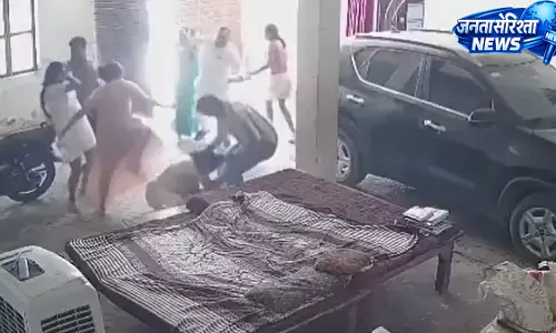चंदौली में सपा महिला विंग जिला अध्यक्ष पर घर के अंदर हमला, CCTV में कैद हुई घटना