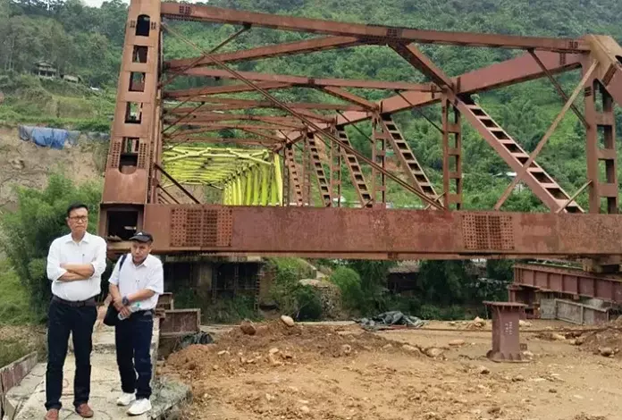 Arunachal: डीसी ने पुल का निरीक्षण किया Arunachal: डीसी ने पुल का निरीक्षण किया