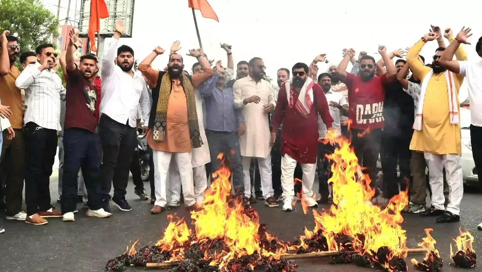 Jammu: जम्मू में युवा राजपूत सभा का विरोध प्रदर्शन, बयान के खिलाफ पुतला दहन Jammu: जम्मू में युवा राजपूत सभा का विरोध प्रदर्शन, बयान के खिलाफ पुतला दहन