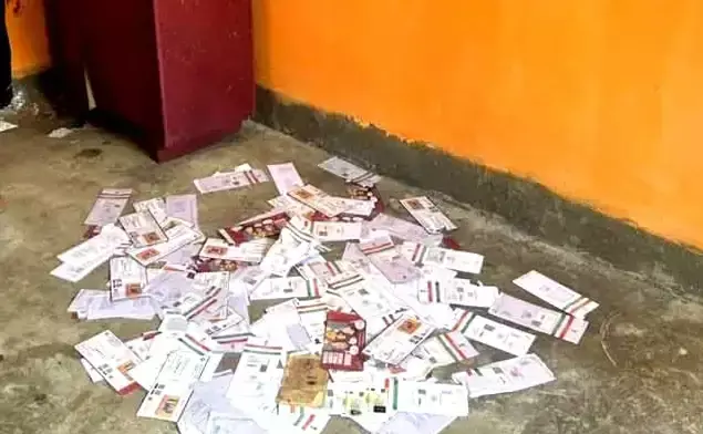 Kolkata: आधार कार्ड बरामदगी को लेकर स्थानीय लोगों में सवाल Kolkata: आधार कार्ड बरामदगी को लेकर स्थानीय लोगों में सवाल