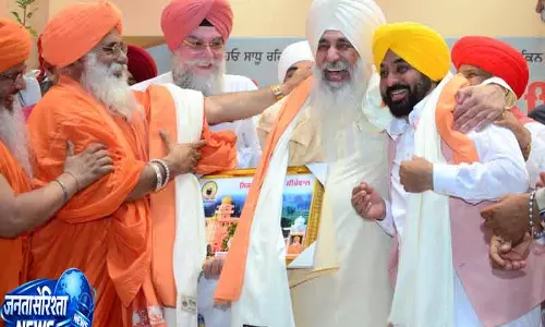 Punjab में पानी का स्तर 2-4 मीटर बढ़ा: सीएम Punjab में पानी का स्तर 2-4 मीटर बढ़ा: सीएम