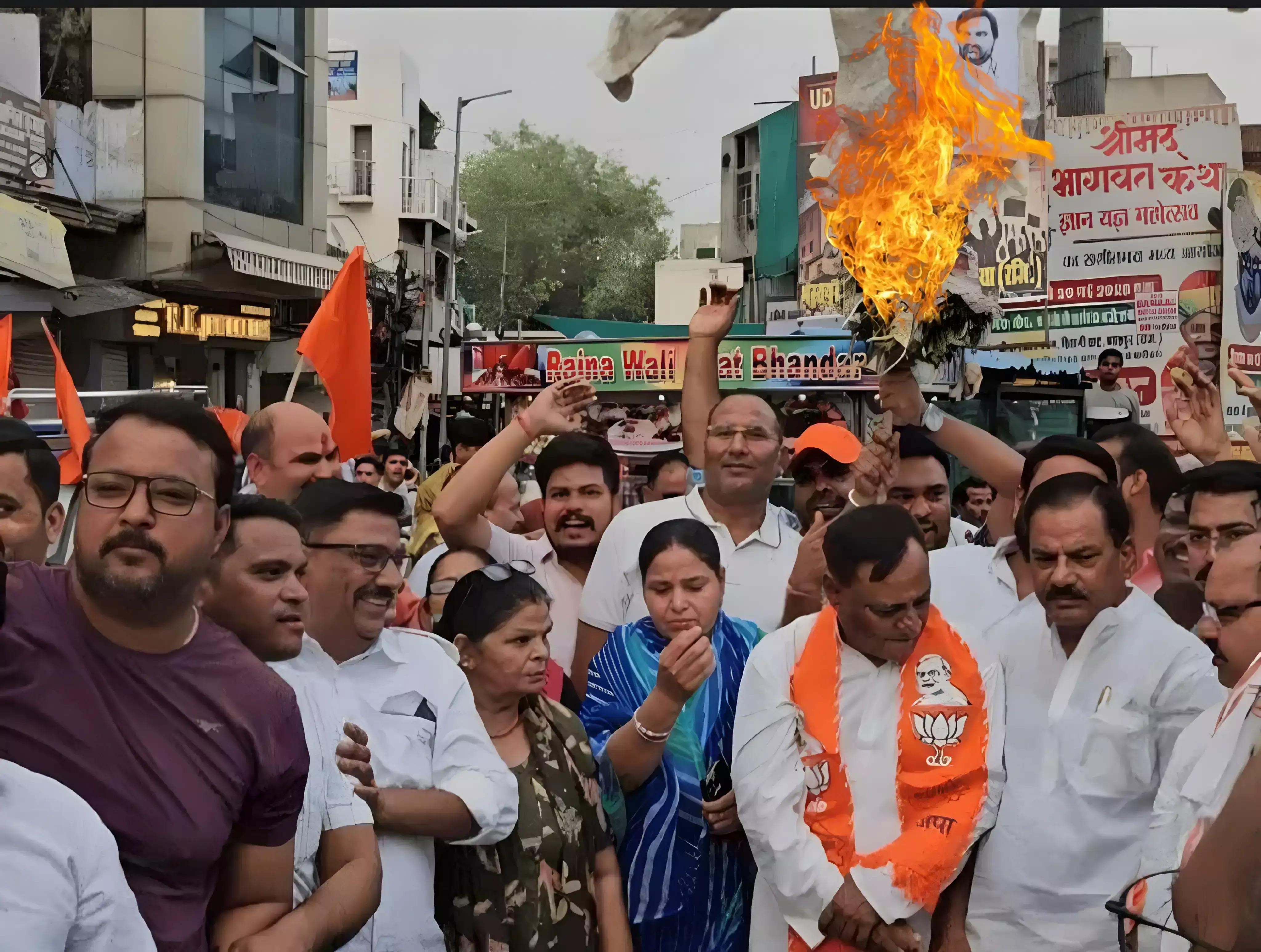Bharatpur: भाजपा कार्यकर्ताओं ने बेनीवाल के पुतले का दहन किया Bharatpur: भाजपा कार्यकर्ताओं ने बेनीवाल के पुतले का दहन किया