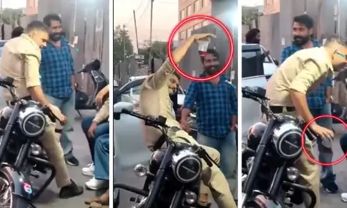 Indore : पुलिसकर्मी का वीडियो वायरल, नशे की हालत के दावे पर पुलिस ने दी सफाई Indore : पुलिसकर्मी का वीडियो वायरल, नशे की हालत के दावे पर पुलिस ने दी सफाई