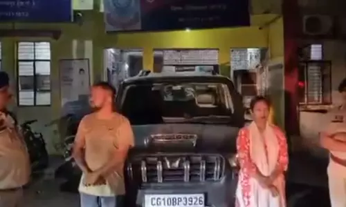 युवती-युवक ने सड़क पर मनाया बर्थडे, दोनों गिरफ्तार