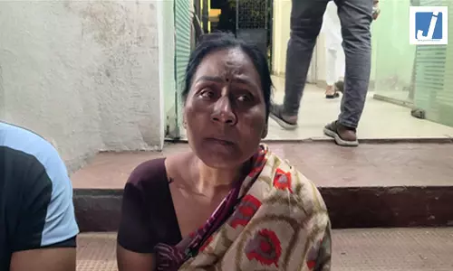 जनगणना करने गई महिला कर्मचारी पर हमला, कपड़े फाड़े, बेटे को भी बेरहमी से पीटा जनगणना करने गई महिला कर्मचारी पर हमला, कपड़े फाड़े, बेटे को भी बेरहमी से पीटा