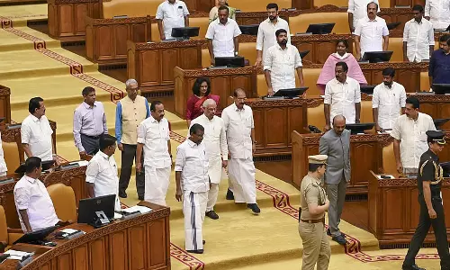 केरल विधानसभा में ‘वंदे मातरम’ को लेकर विवाद, BJP ने नियम उल्लंघन का लगाया आरोप केरल विधानसभा में ‘वंदे मातरम’ को लेकर विवाद, BJP ने नियम उल्लंघन का लगाया आरोप