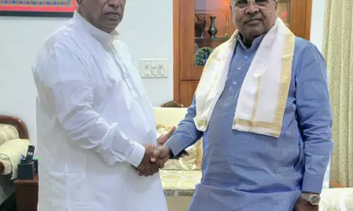 कर्नाटक सीएम पद से इस्तीफा देने के बाद सिद्धारमैया की मल्लिकार्जुन खड़गे ने की सराहना