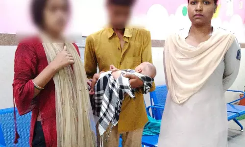रेलवे स्टेशन के बाहर बच्चे के साथ हो रही थी बेरहमी, सूचना पर पुलिस ने बचाई जान रेलवे स्टेशन के बाहर बच्चे के साथ हो रही थी बेरहमी, सूचना पर पुलिस ने बचाई जान