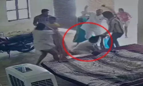महिला जिलाध्यक्ष का LIVE वीडियो, बाल पकड़कर घसीटा और बुरी तरह पीटा गया