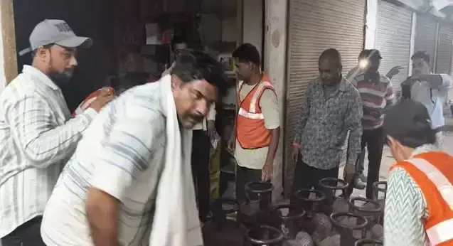 Indore: गैस सिलेंडर भंडारण मामले में बड़ी कार्रवाई Indore: गैस सिलेंडर भंडारण मामले में बड़ी कार्रवाई