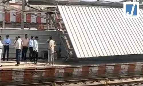 रेलवे स्टेशन पर शेड गिरने से तीन यात्री घायल, सख्त कार्रवाई के निर्देश