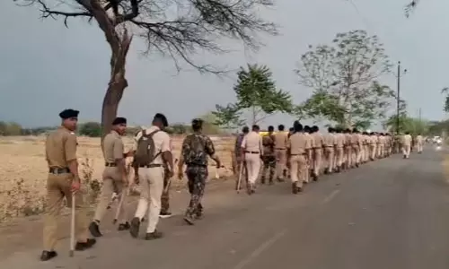 पुलिस ने निकाला फ्लैग मार्च, असामाजिक तत्वों को दी कड़ी चेतावनी पुलिस ने निकाला फ्लैग मार्च, असामाजिक तत्वों को दी कड़ी चेतावनी