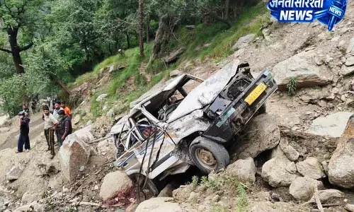 Himachal: कुल्लू में सड़क दुर्घटना में 3 की मौत, 8 घायल Himachal: कुल्लू में सड़क दुर्घटना में 3 की मौत, 8 घायल
