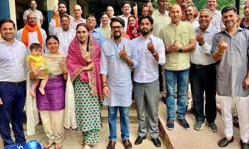 Hamirpur धूमल, अनुराग ठाकुर ने समीरपुर में वोट डाला Hamirpur धूमल, अनुराग ठाकुर ने समीरपुर में वोट डाला