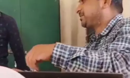 पटवारी का रिश्वत नोट गिनते वीडियो वायरल, सस्पेंड की कार्रवाई पटवारी का रिश्वत नोट गिनते वीडियो वायरल, सस्पेंड की कार्रवाई