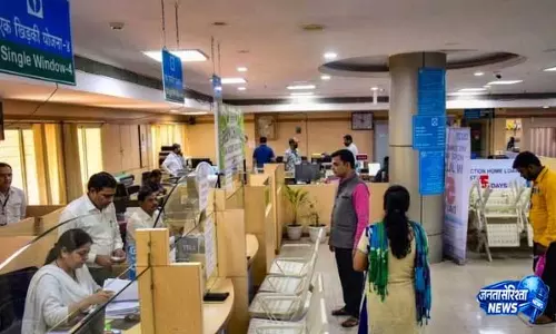 SBI लोन घोटाला: EOW ने 6.88 करोड़ रुपये के घोटाले में मुख्य बिचौलिए को गिरफ्तार किया SBI लोन घोटाला: EOW ने 6.88 करोड़ रुपये के घोटाले में मुख्य बिचौलिए को गिरफ्तार किया