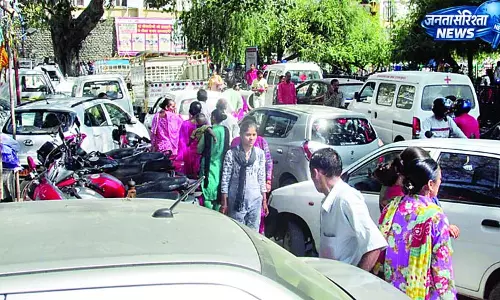 शहर की चरमराई ट्रैफिक व्यवस्था, लोगों का बनी सिरदर्द शहर की चरमराई ट्रैफिक व्यवस्था, लोगों का बनी सिरदर्द