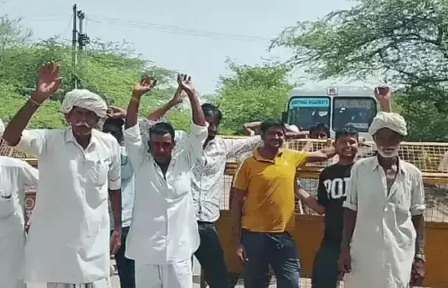 Narnail: नारनौल में बिजली कटौती के खिलाफ चक्का जाम Narnail: नारनौल में बिजली कटौती के खिलाफ चक्का जाम