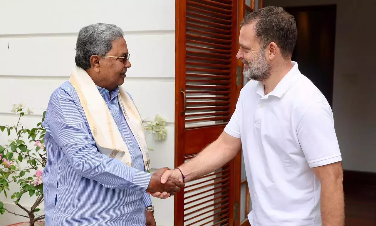 CM पद से इस्तीफ़ा देने के एक दिन बाद, सिद्धारमैया ने दिल्ली में राहुल गांधी से मुलाक़ात की